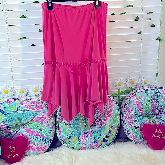 Sunny pink stretchy skirt with satin ribbon and flirty hem - Picture 2 of 5
